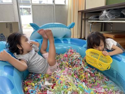 紙かみプールのお宝を探したよ！