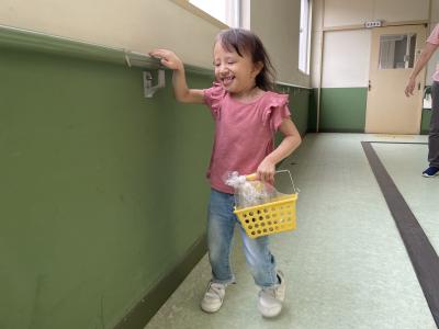 梅シロップを冷蔵庫に入れにいくよ。重くないよ！