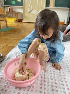 私も挑戦。足でギュー！できたよ。