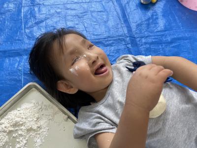 サラサラの粉を触ってみたよ！