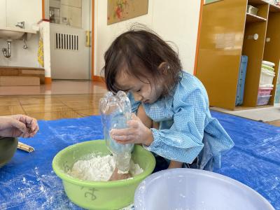 粉にお水を入れてみよう！