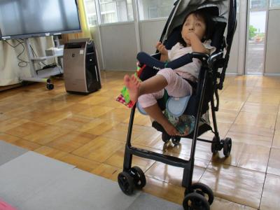 足で箱を動かして飾りを作ったよ。