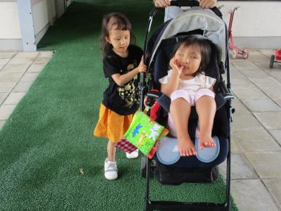 「ベビーカーを押してあげるね」二人でお散歩。