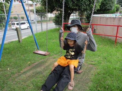 雨の合間に外遊び。ブランコ大好き。