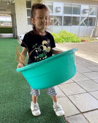 大きなタライを教室まで運んだよ！