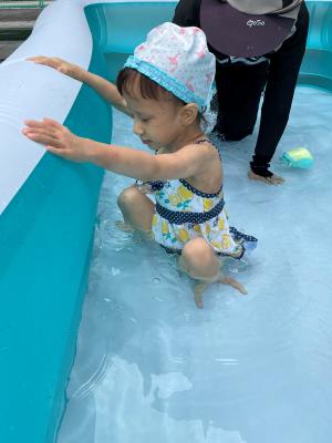 大きなプールにそっと入ったよ！