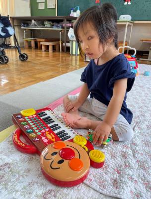 座って大好きなアンパンマンを聴いたよ！