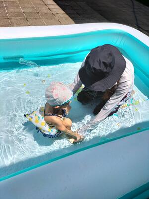 広いプールは、いい気持ち。