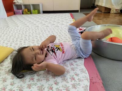 タライの中に足が入った！お水がかかったよ！