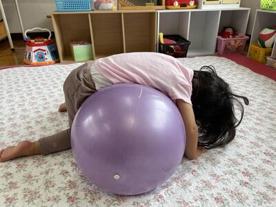 ボールに乗って上手に力を抜くよ。