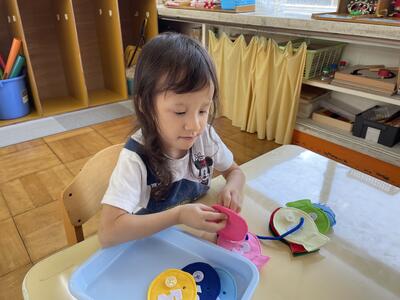 線が途切れたところにねじを刺していきます。線を上手に辿ります。