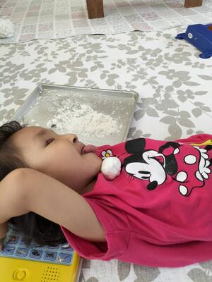 こなこな　お顔についちゃた。