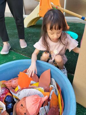 落ち葉の中に何が隠れているかな。