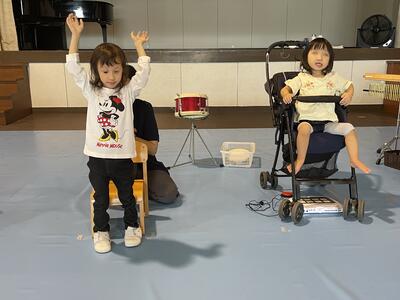 「にじ」をうたっておどるよ！