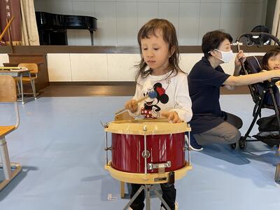 小太鼓の練習　頑張ってます。