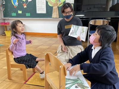 お姉さんが　大きなカブの絵本を読んでくれたよ。