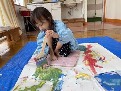 絵具で　広用紙に、刷毛で書いたよ。