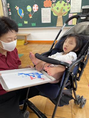 足に絵具をつけて　書いてみたよ。