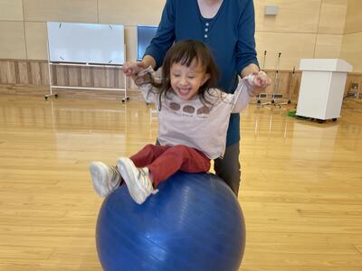 リズム遊びでバランスボールにのったよ！