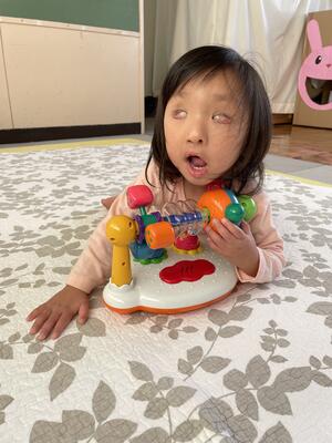 体を起こして玩具で遊んだよ！