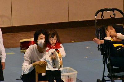 タンバリン　上手にたたけたよ。