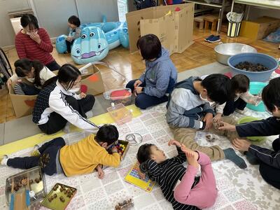 小学部の友達と落ち葉ランドであそんだよ！