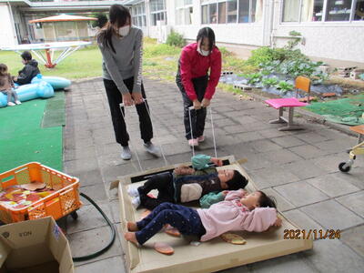 落ち葉のそりでゴーゴーゴー！