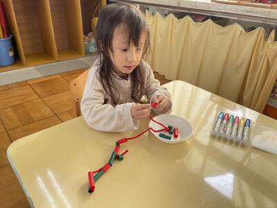 ストローに紐を通して、リース作り