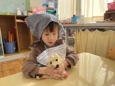 芋餅作り　袋に入れてもみもみ！