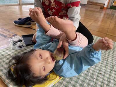 お芋を　ペロリ！