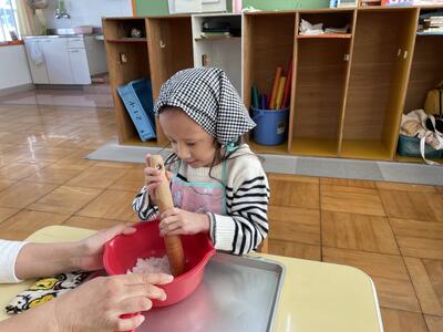 蒸したもち米をつぶしたよ！