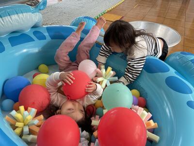 お友達と一緒にフワフワプールで遊んだよ！