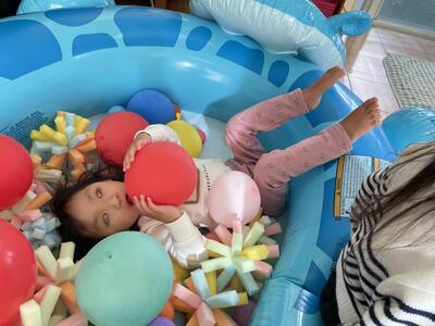 風船とスポンジプール　気持ちいいよ！