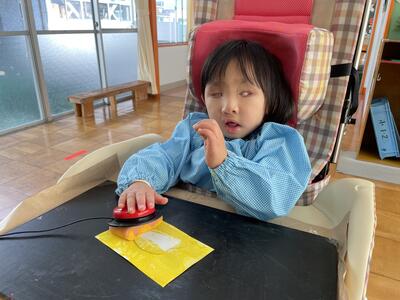 絵具をペタペタ。