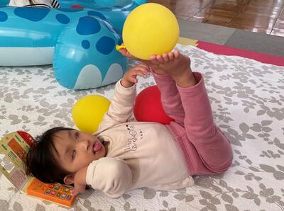 風船を足に乗せてバランスを取って･･･