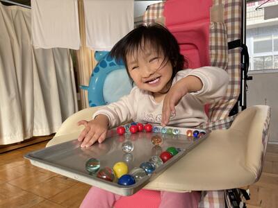 ビー玉の転がる音がするよ！楽しいな！