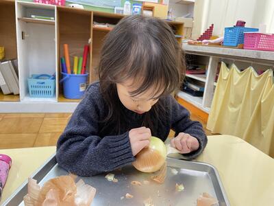 玉ねぎの皮むき　目にしみる！