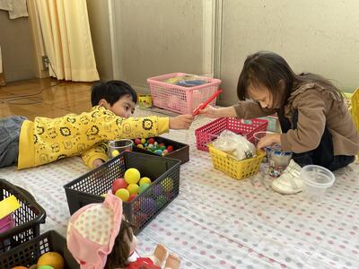小学部のお友達とままごと。