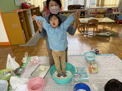 チャレンジ！足で触ったよ。