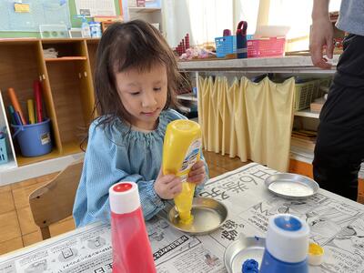 容器をギューッとしぼって絵の具を出したよ！