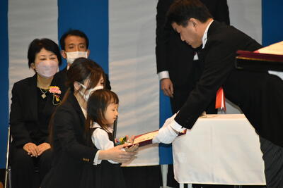 卒業証書を校長先生から貰いました。