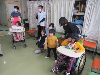 児童集会で自己紹介をしました。