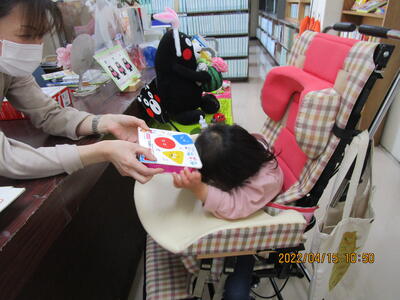 図書室で、本を借りました。