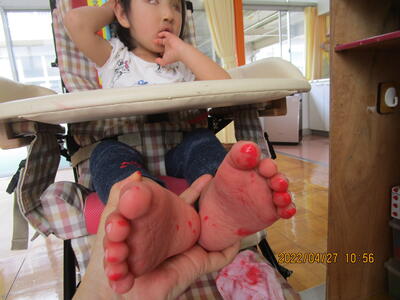 足に絵具付けれたよ‼