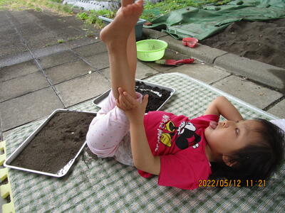 砂場あそび。外は気持ちがいいよ！