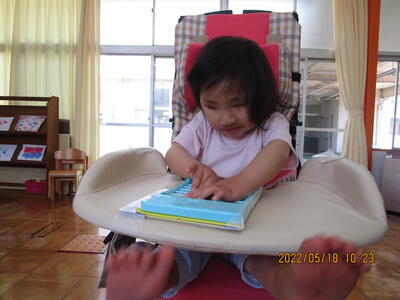 机でのお勉強の準備！絵本がテープで止めてある！！諦めて遊ぶことができたよ。