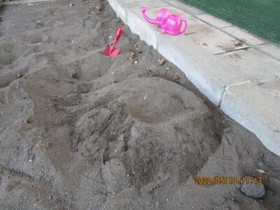記念！初めて砂場に座ったよ。大きな穴ができました。