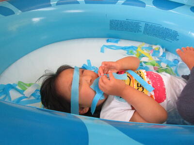 お花紙、ヒラヒラして柔らかいよ。