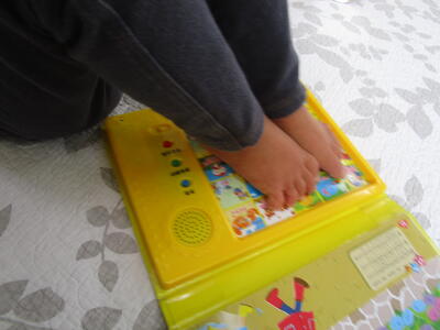 そして、なんと足で絵本操作。お見事!!