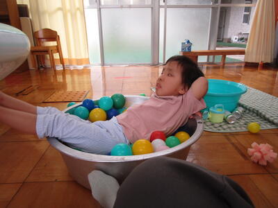 たらいのお舟で　リラックス中！